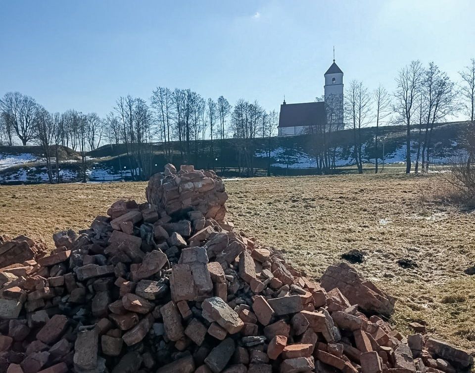 В Заславле ищут нарушителей, устроивших свалку стройотходов у церкви