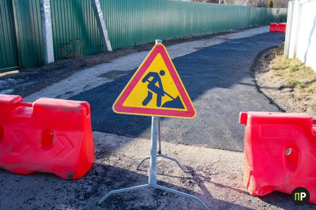 В Заславле заасфальтировали дорогу возле вокзала, где образовывалась лужа