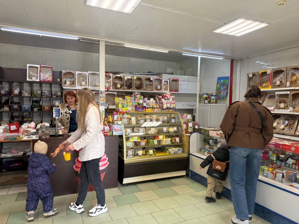 Под Минском нашли два ярких магазина с дофаминовыми тортиками и игрушками