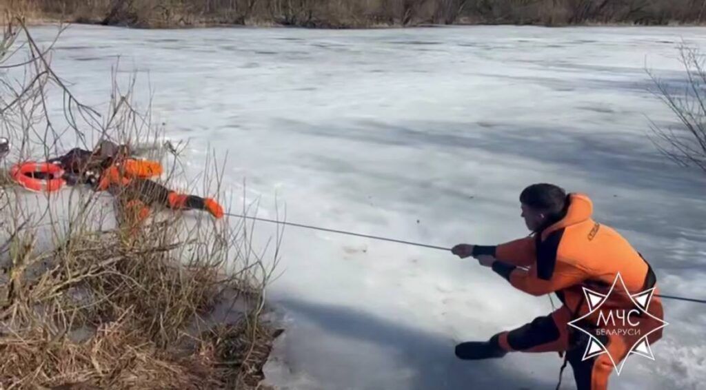 Рыбак провалился под лед на Слаломном канале — рядом оказались спасатели