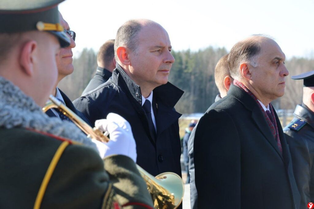 Алексей Кушнаренко и руководители высших государственных органов возложили цветы в Хатыни