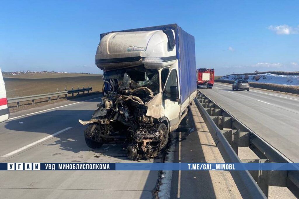 На МКАД-2 столкнулись Iveco и трактор «Беларус». Узнали, что с водителями