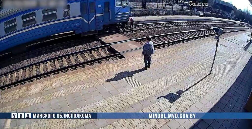 Двое подростков попались на зацепинге в Минском районе