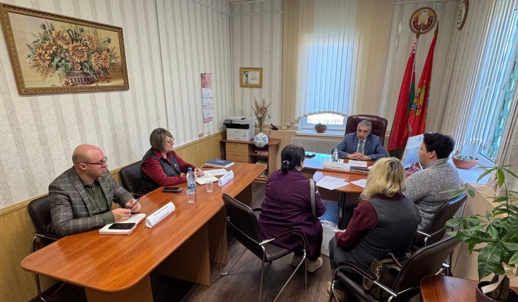 Сенатор Гарик Барсамян провел выездной прием граждан в Крупицком сельисполкоме