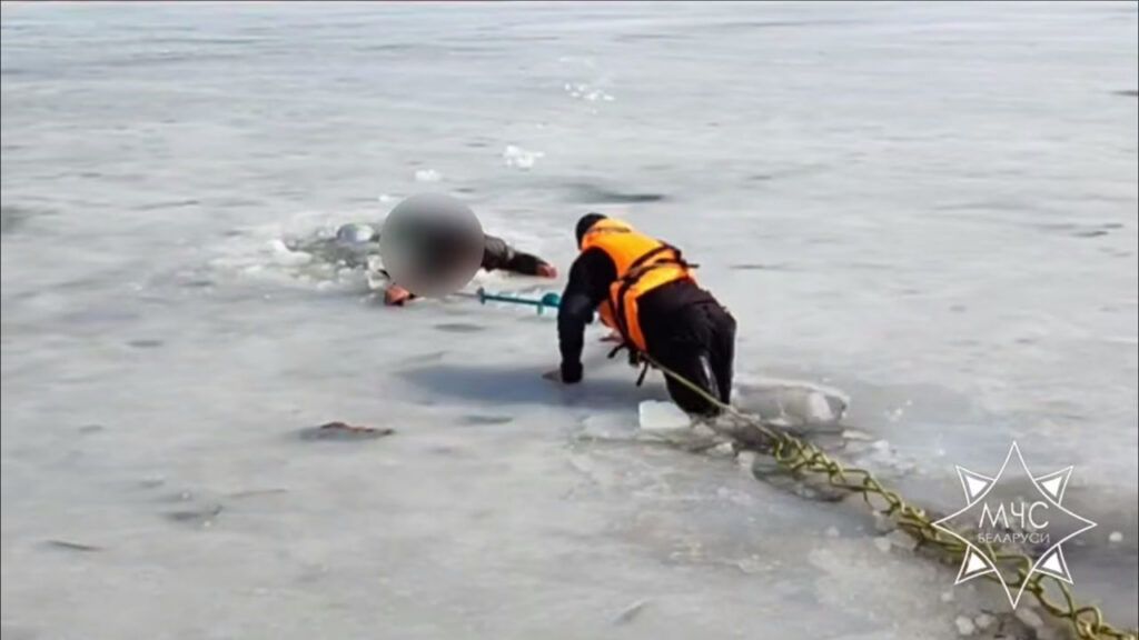 В Раубичах спасатели вытащили рыбака из водоема