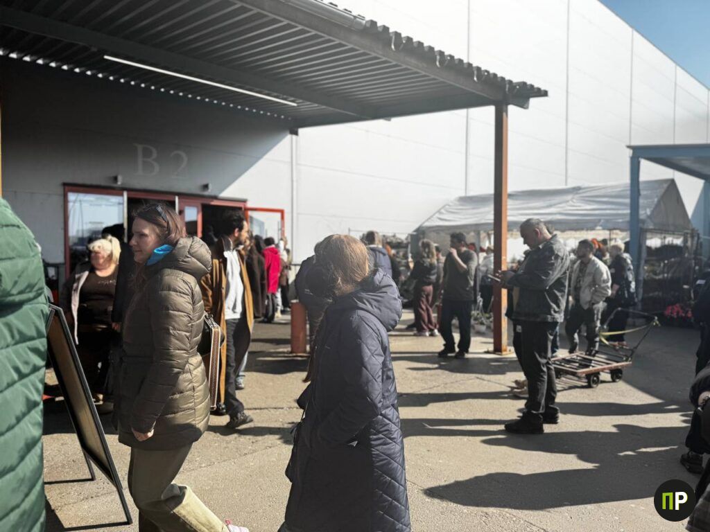 В крытом рынке «Экспобел» учебная тревога: людей эвакуируют из здания