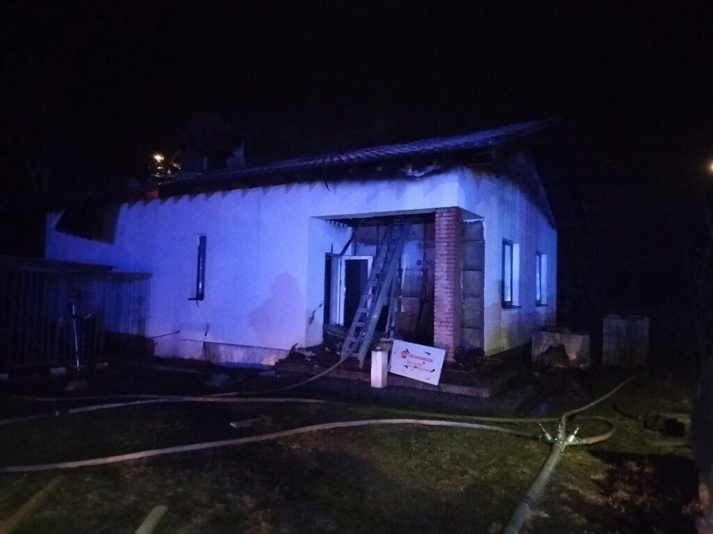 В деревне Дуличи произошел пожар: повреждена кровля жилого дома