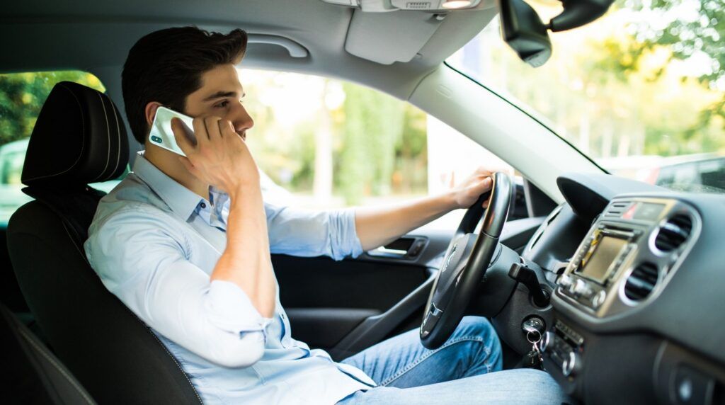 ГАИ Минского района будет следить, чтобы водители за рулем не пользовались телефоном