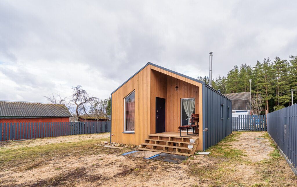 Продают миниатюрный дом под Минском с отделкой лиственницей и террасой