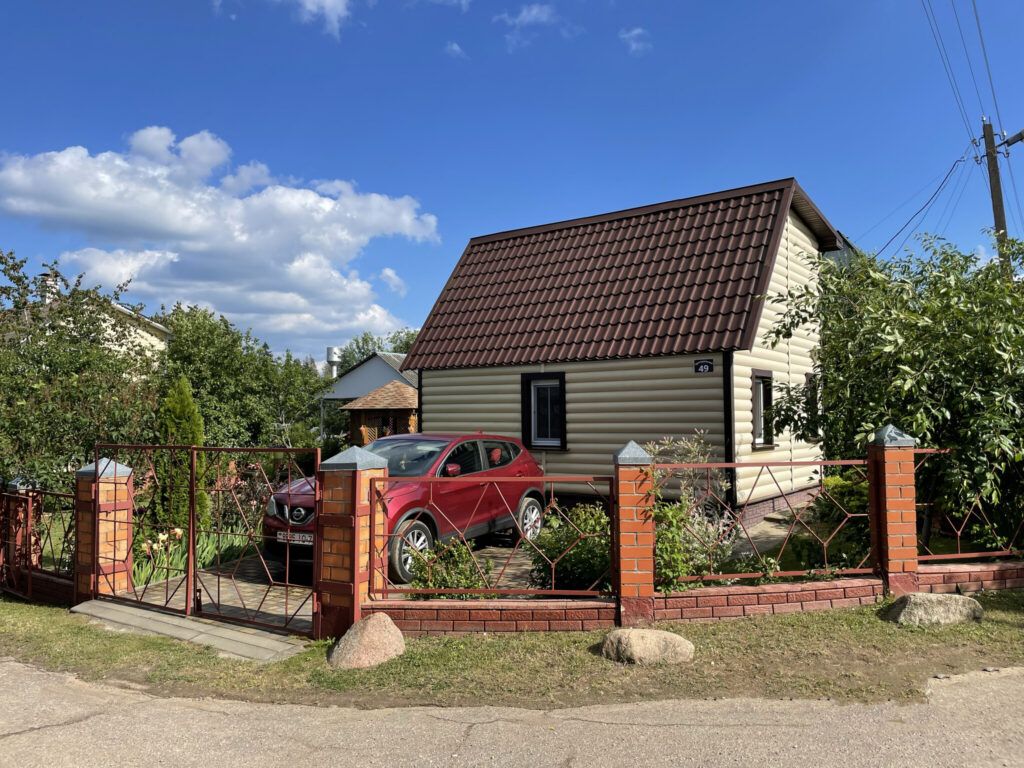 В Минском районе продают уютную дачу с баней, летней кухней и угловым участком