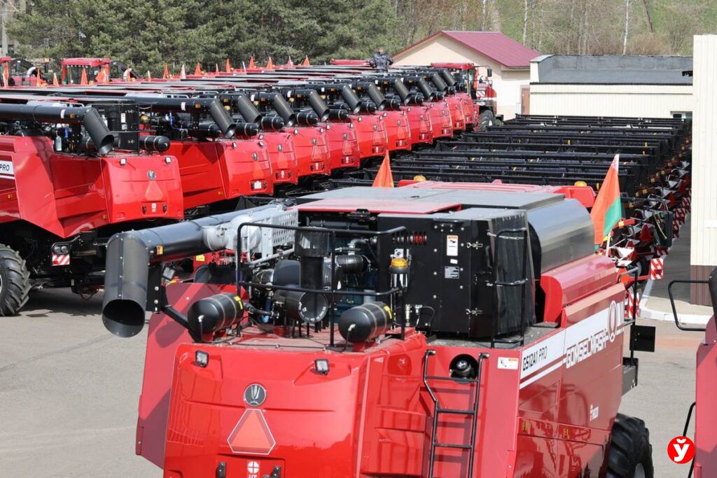 Кушнаренко отправил в хозяйства Минщины 100 комбайнов