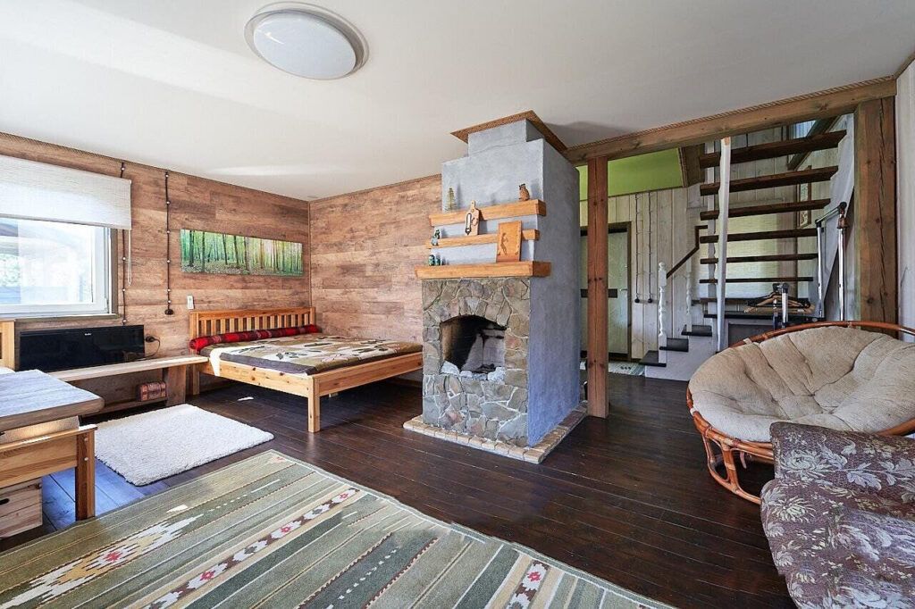 Под Минском продают современный дом с деревенский духом по цене однушки