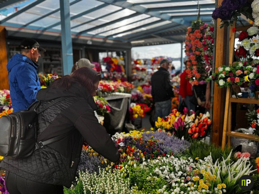 Сколько стоят искусственные цветы на «Экспобеле» перед Радуницей