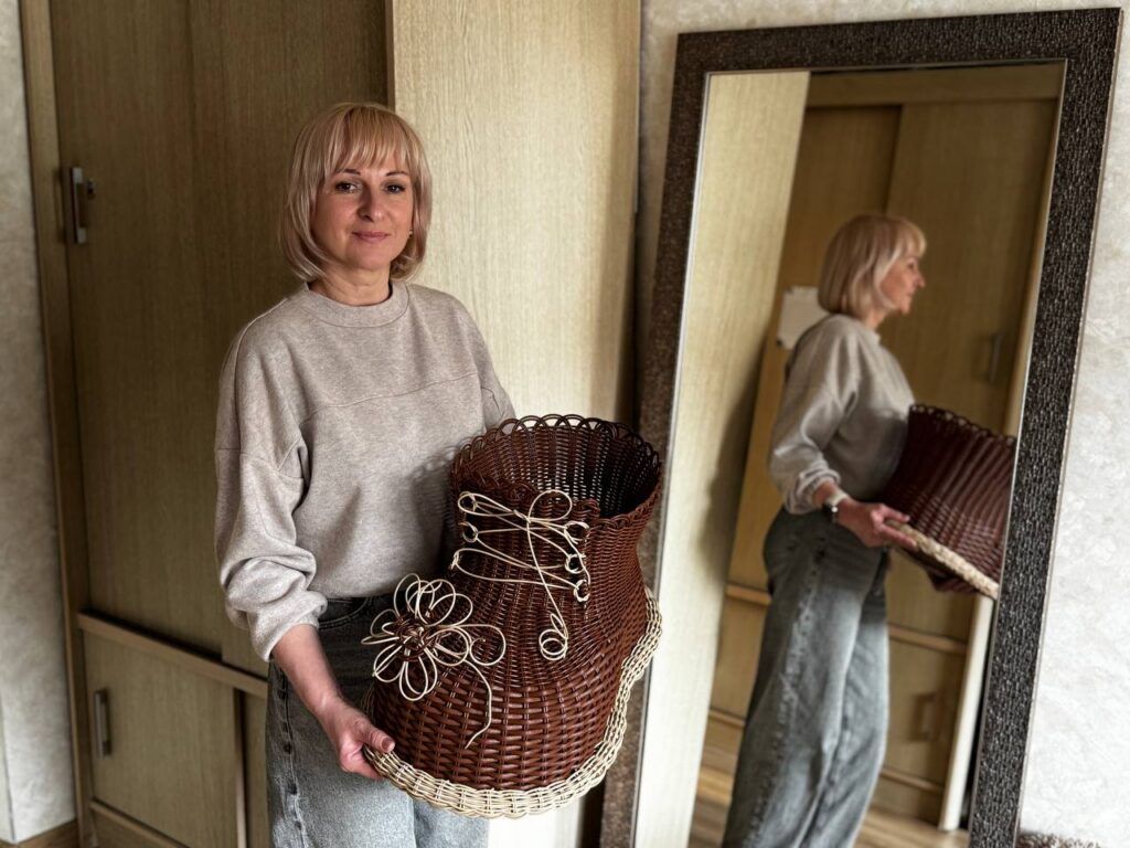 Как метролог из Лесного плетёт из ротанга башмаки и гнезда для аистов