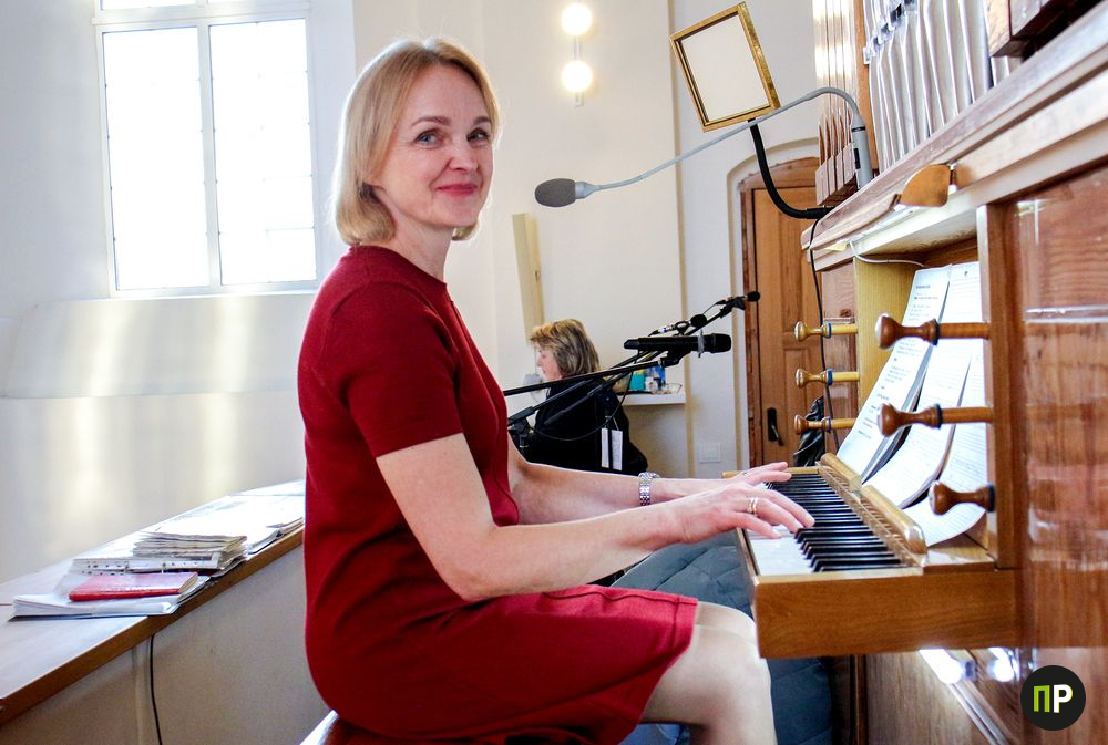 Старинный орган из гаража обрел вторую жизнь в костеле: история органистки из Лошан