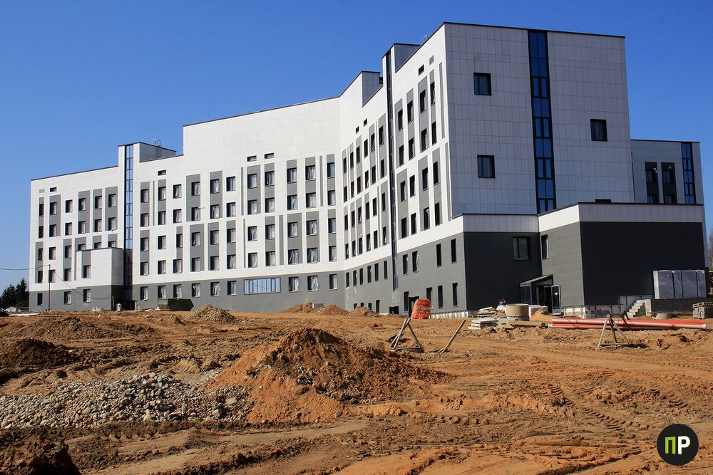 Посмотрели, как идет строительство поликлиники в Заславле