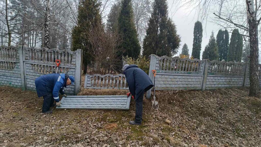 Как коммунальщики Минского района приводят в порядок кладбища к Радунице