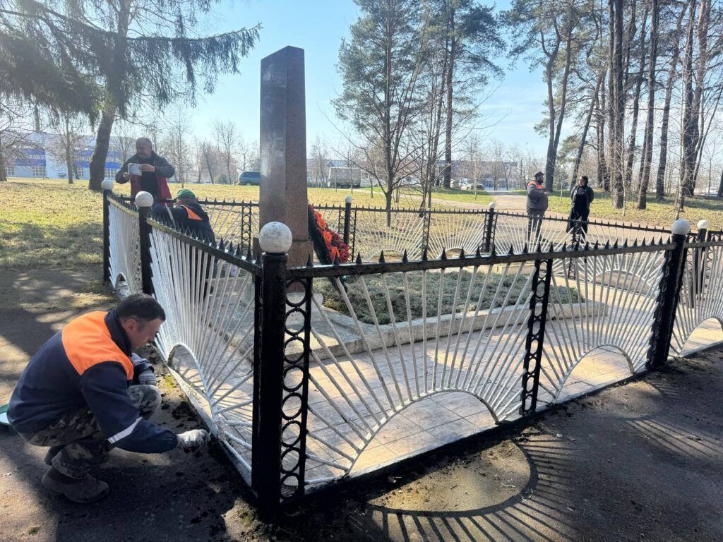 Боровлянский спецлесхоз привел в порядок памятный знак у «Малого Тростенца»