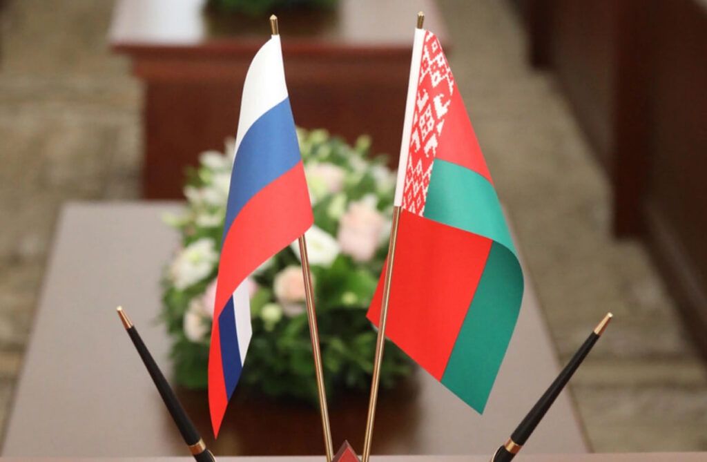 Лукашенко поздравил белорусов и россиян с Днем единения