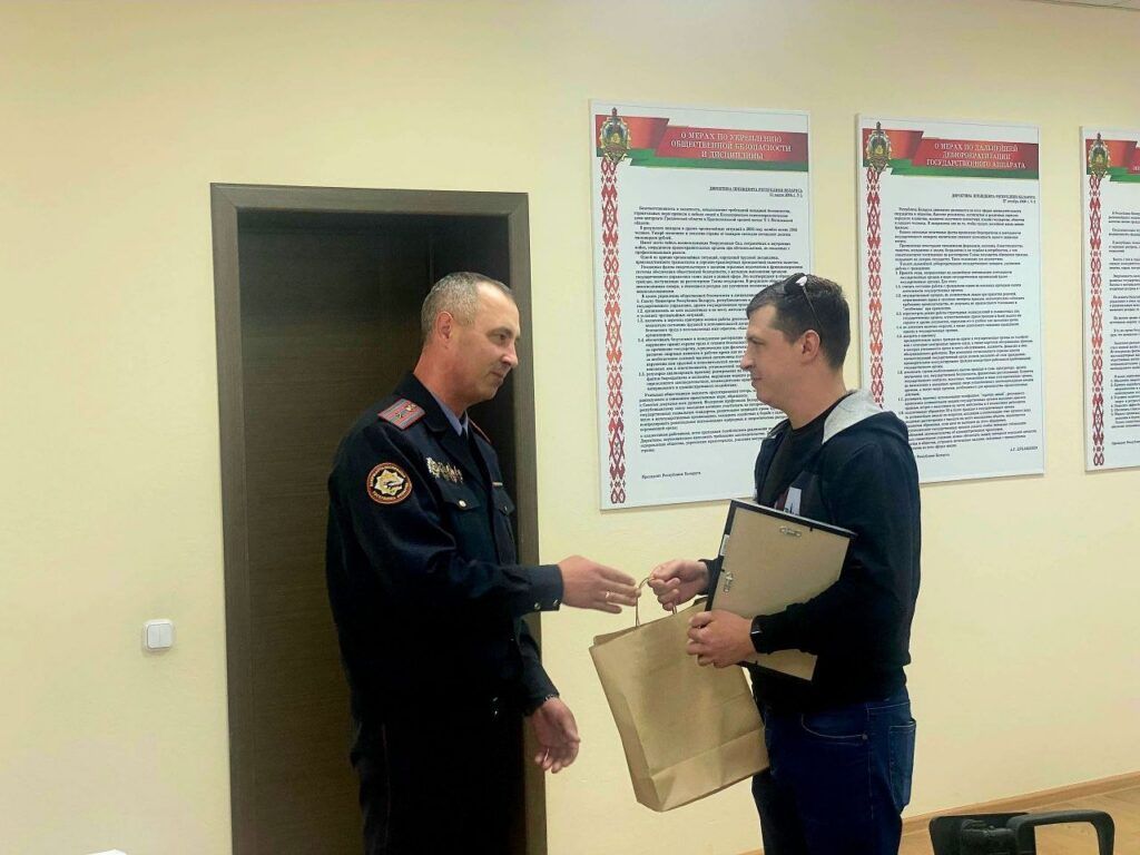 Начальник ГАИ Минского района наградил водителя из Минска