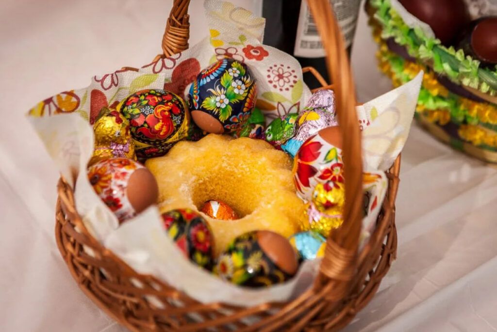 C Пасхой поздравляет руководство Минского района