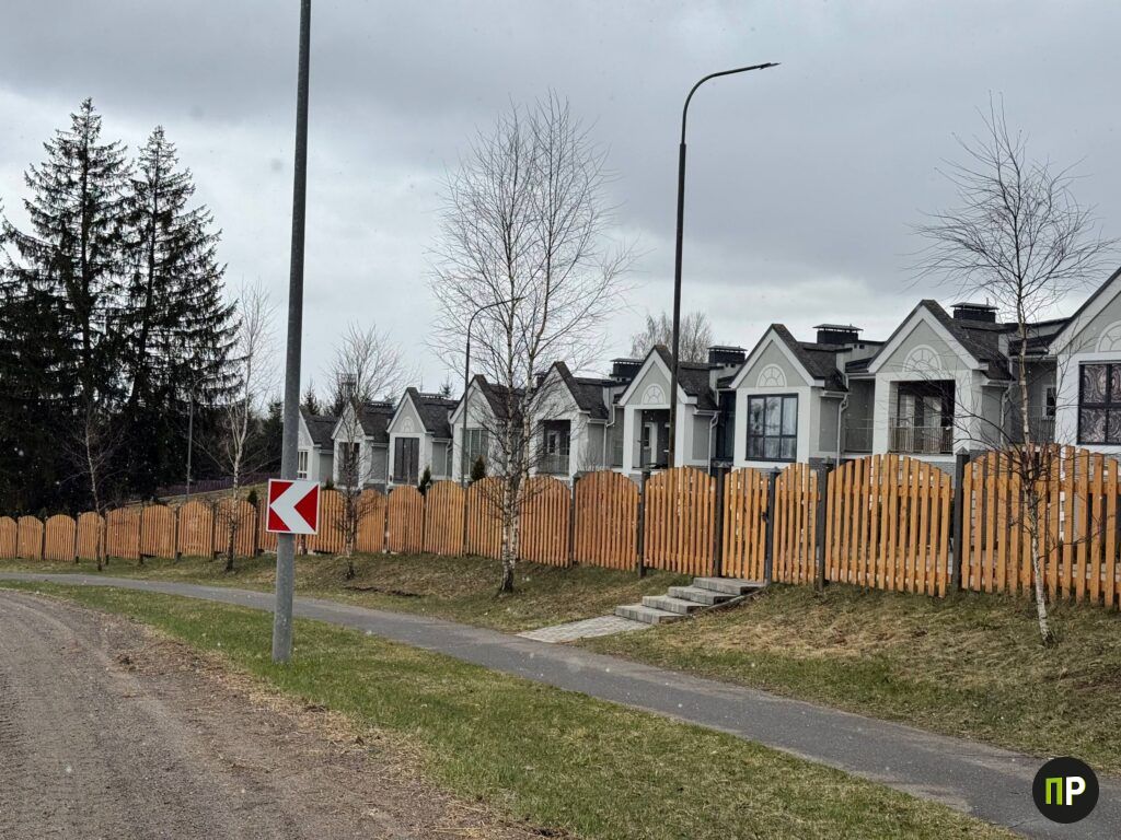 Фотофакт. В Острошицком Городке обновили забор вдоль трассы Р‑40