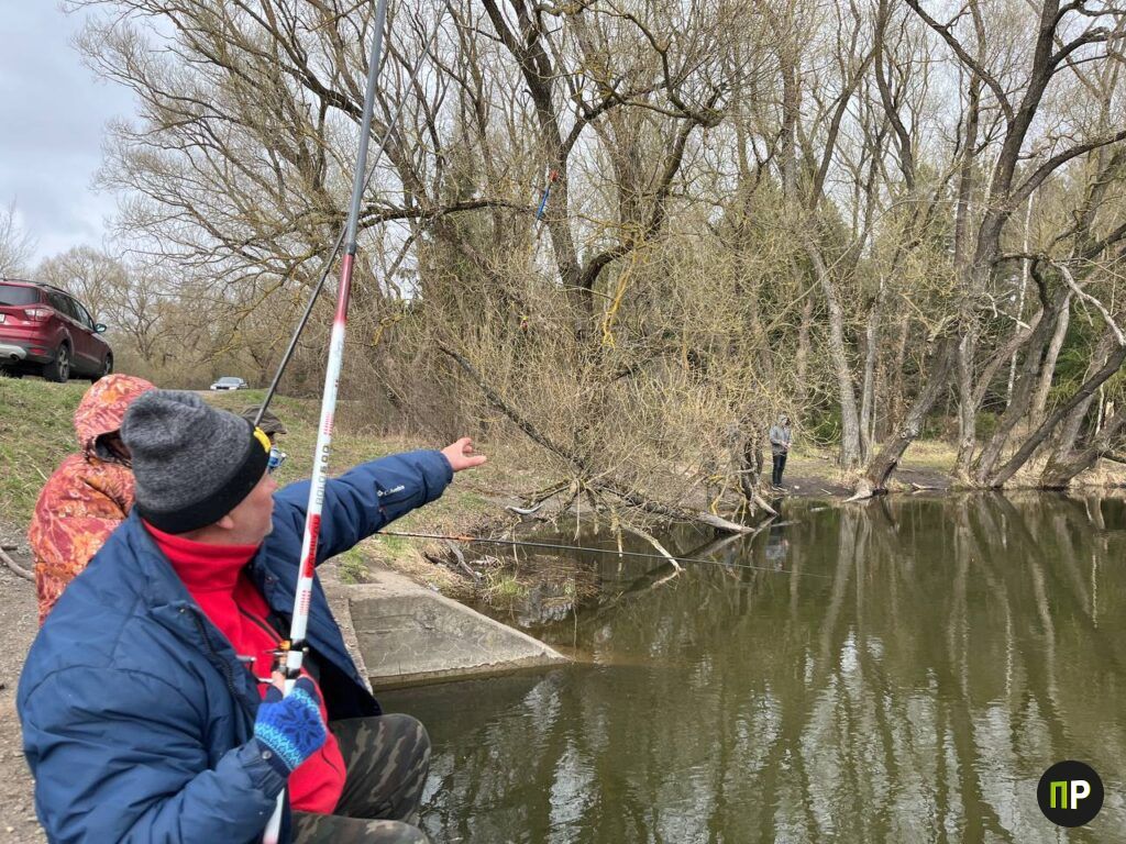 Как и на что ловят рыбу под Ждановичами в апрельский холод