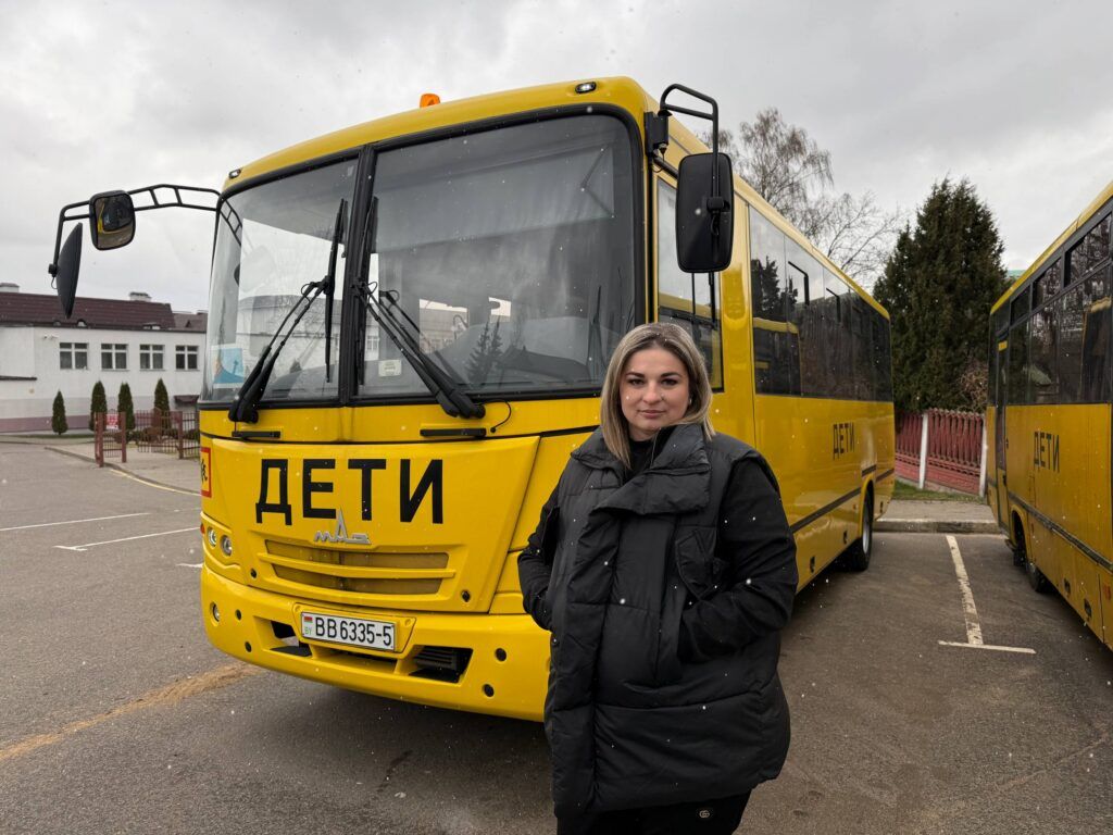 Познакомились с женщиной, которая водит школьный автобус под Минском