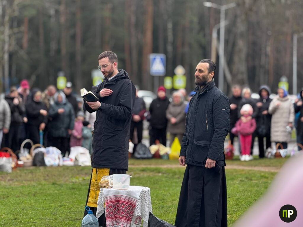 В Лесковке батюшка освятил пасхальную снедь прямо в центре деревни