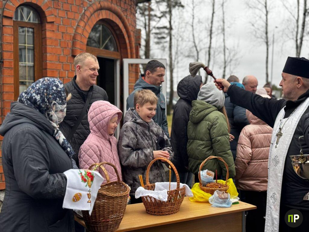Как идет освящение куличей в храмах Заславля и Лесного