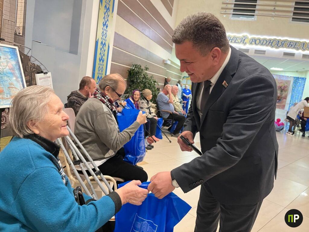 Денис Колесень поздравил постояльцев соцучреждения Минского района с Пасхой