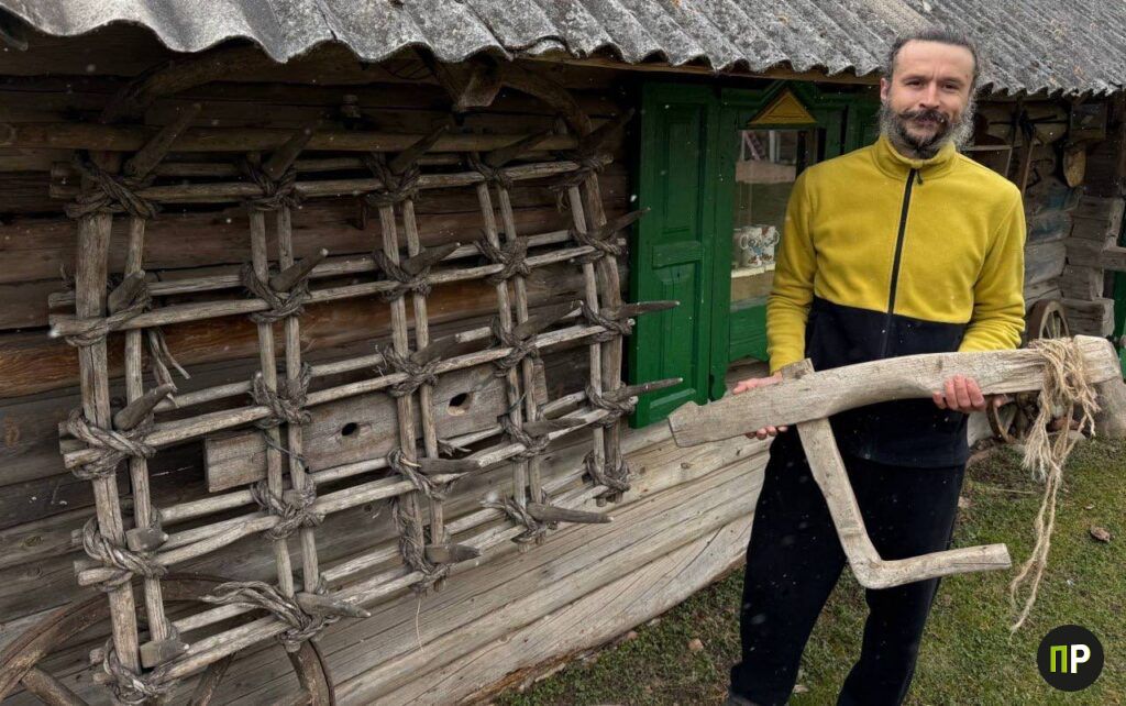 Житель Минского района превращает деревенскую хату в усадьбу с музеем и театром