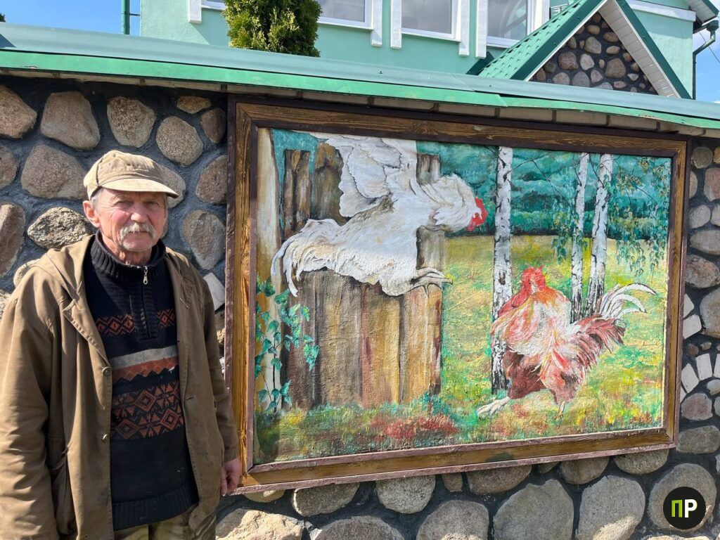 Житель Минского района создал в деревне картинную галерею под открытым небом