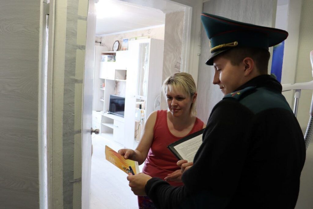 Как спастись от огня в общежитии, рассказали спасатели в Луговой Слободе