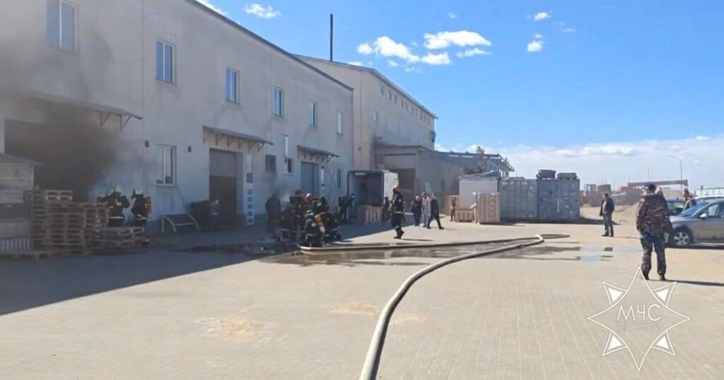Под Минском спасатели потушили склад: пострадал работник