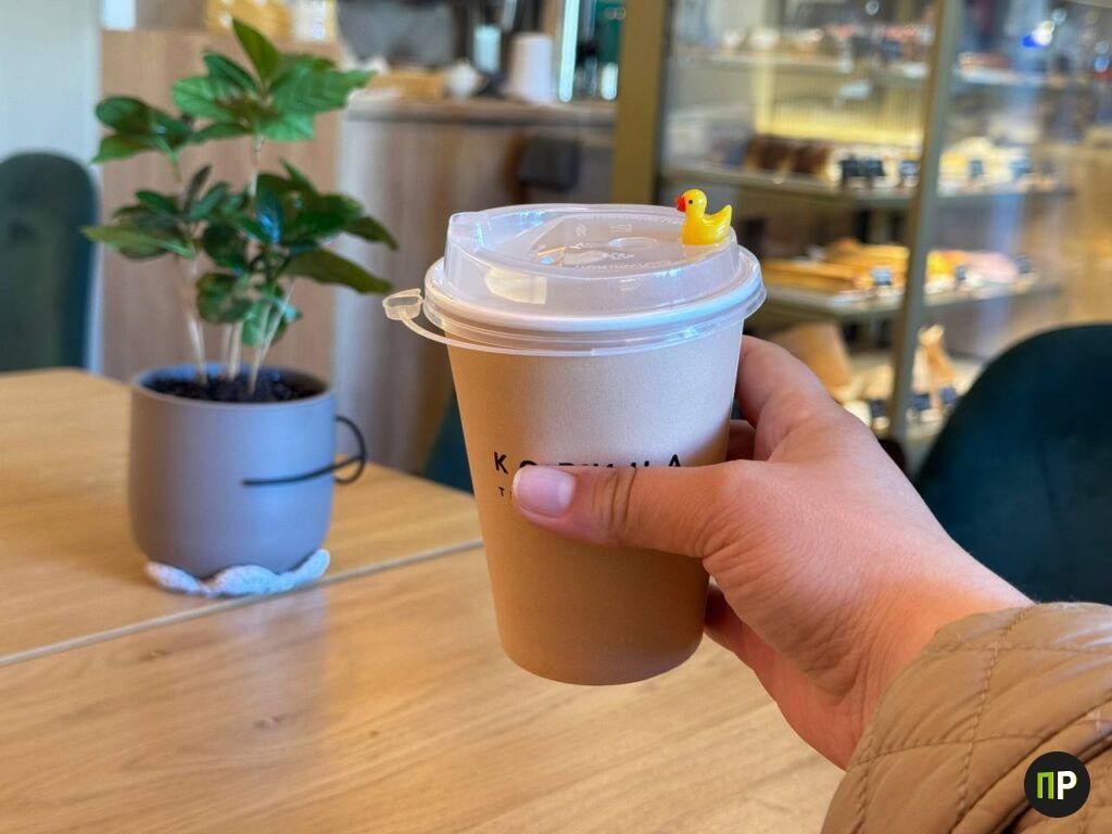 В Копище продают латте с уточками на крышке