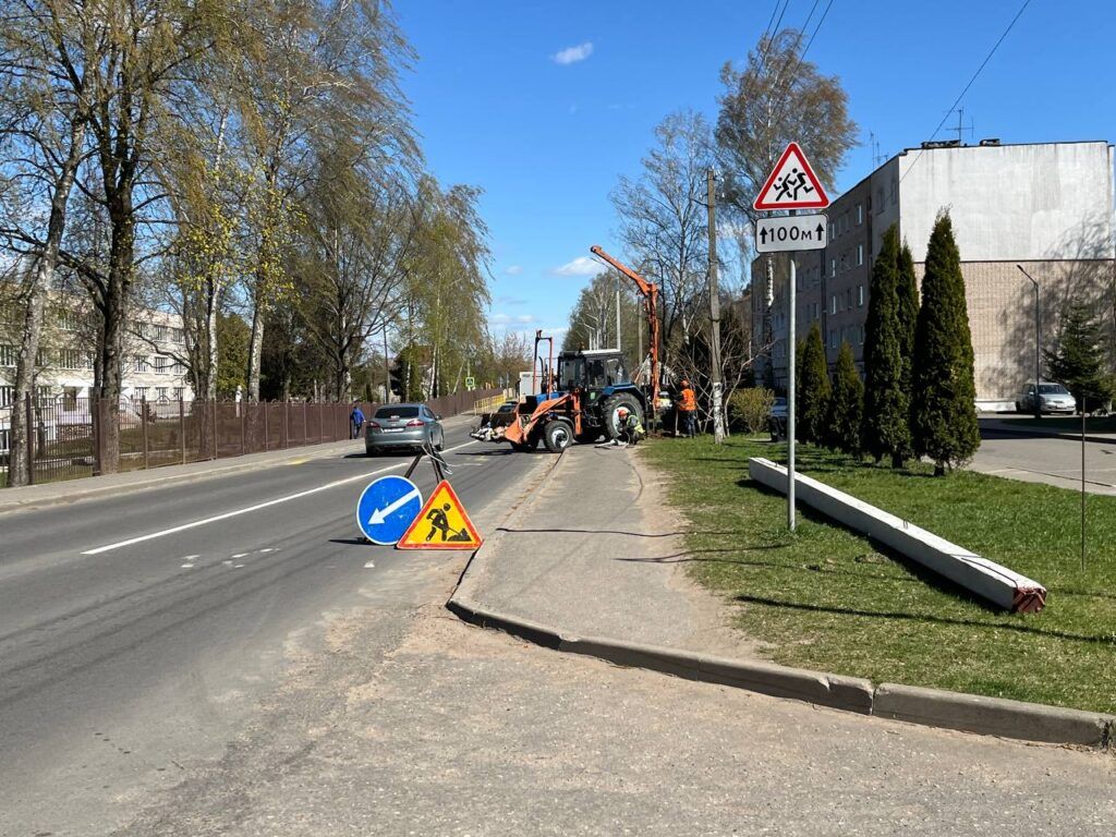 В Самохваловичах обновляют электрификацию: новые опоры и кабель