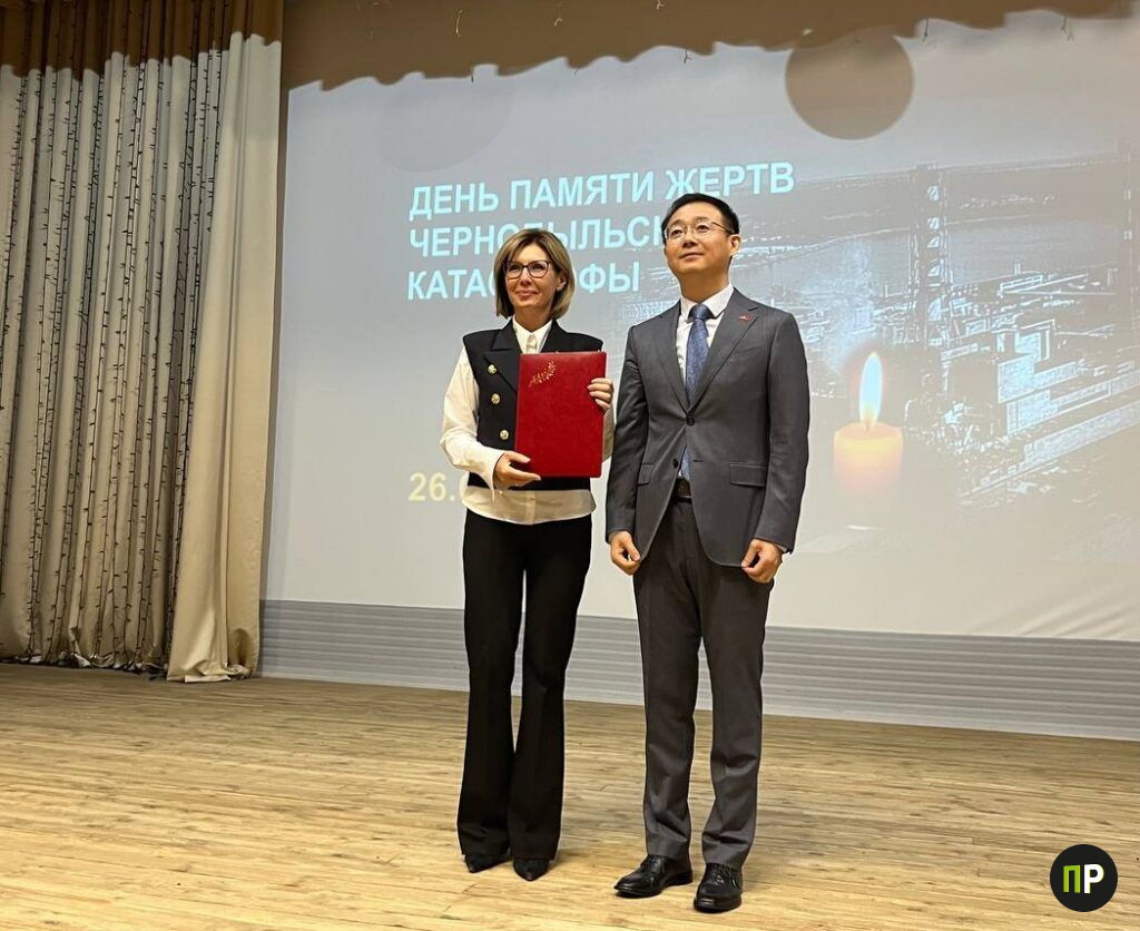 Посольство КНР подарило центру в Ждановичах офтальмологическое оборудование