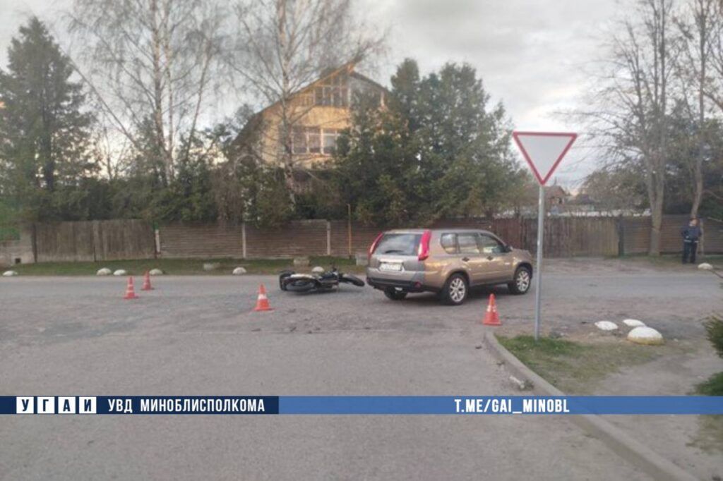 В Колодищах мотоциклист опрокинулся, уходя от столкновения