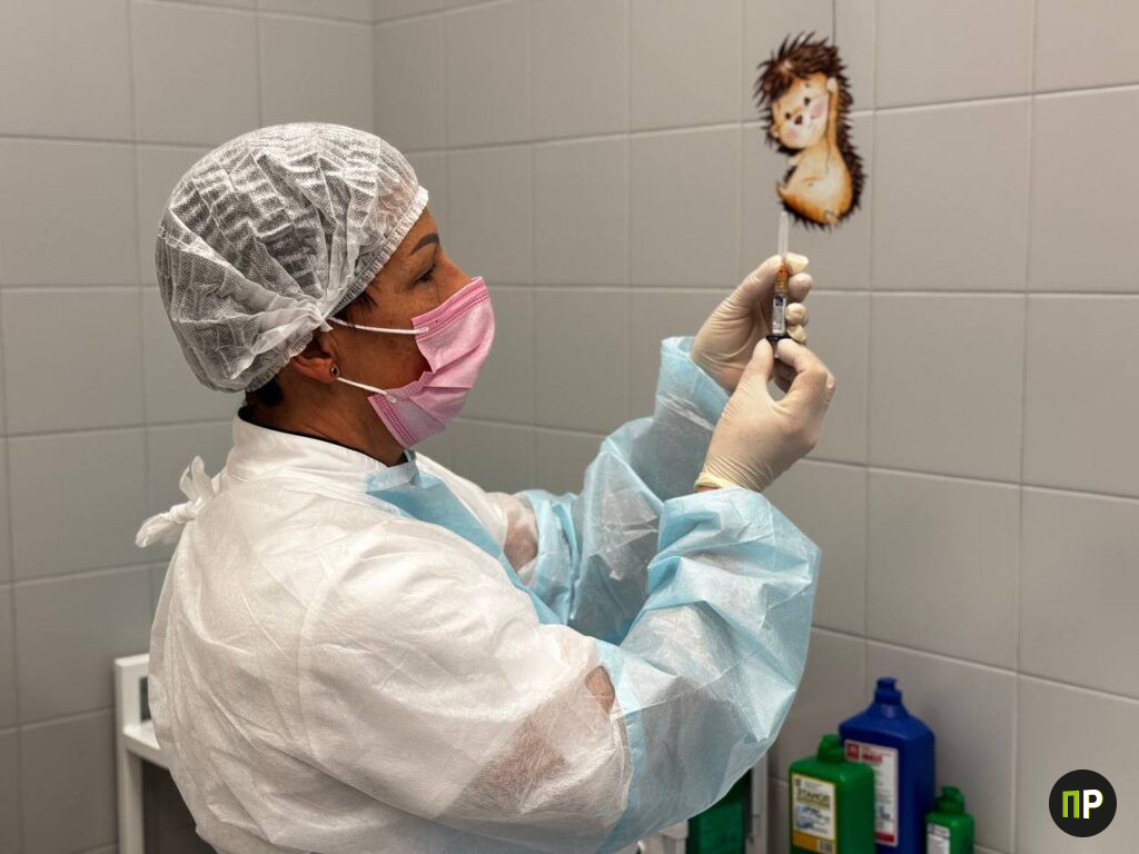 Врачи-эпидемиологи сделали себе прививки в Копище, чтобы развеять мифы