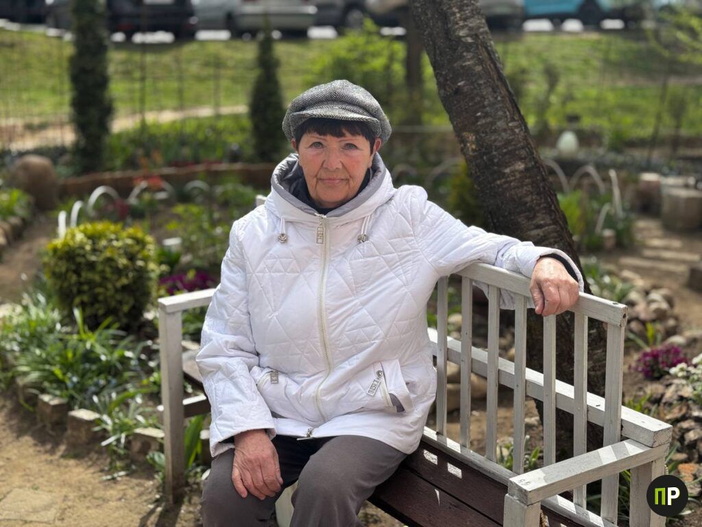 Как жительница Лесного превратила бурьян под собственным балконом в цветочный сад