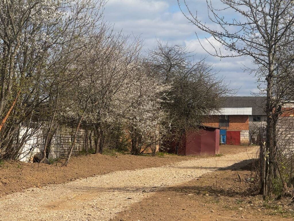 Ровная тропинка и щебень вместо колеи: как изменилась дорога к остановке в Лесковке