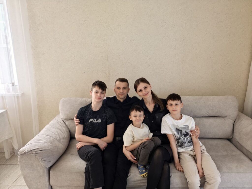 Как семья с тремя сыновьями живет без гаджетов в Острошицком Городке