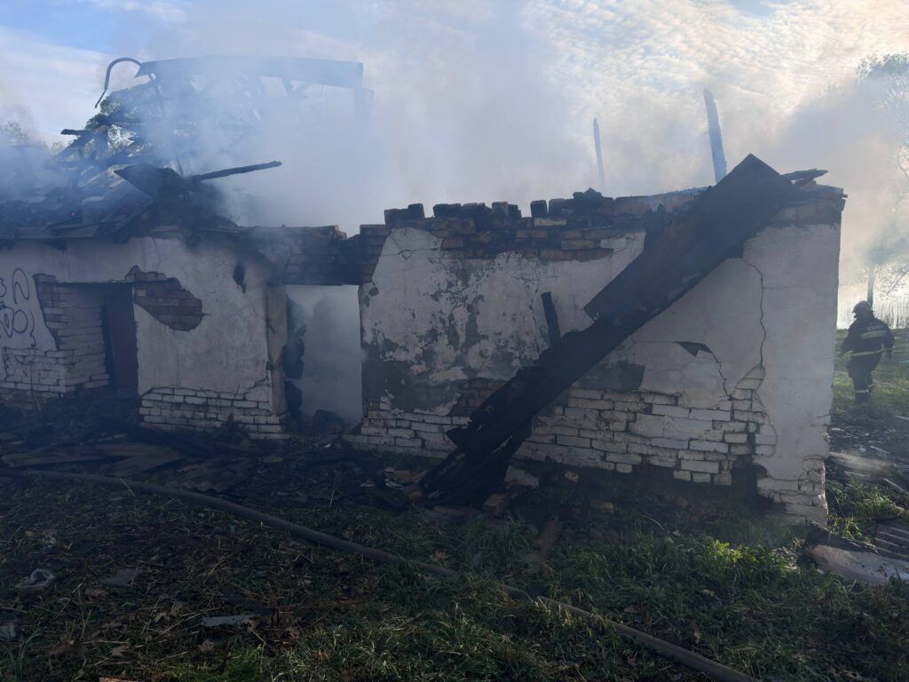 В деревне Волковичи спасатели тушили пожар в доме