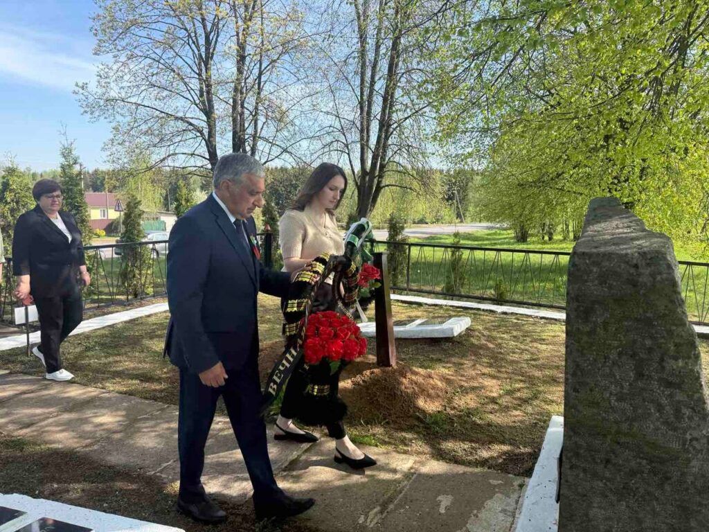 Сенатор Гарик Барсамян возложил цветы к братской могиле в Минском районе