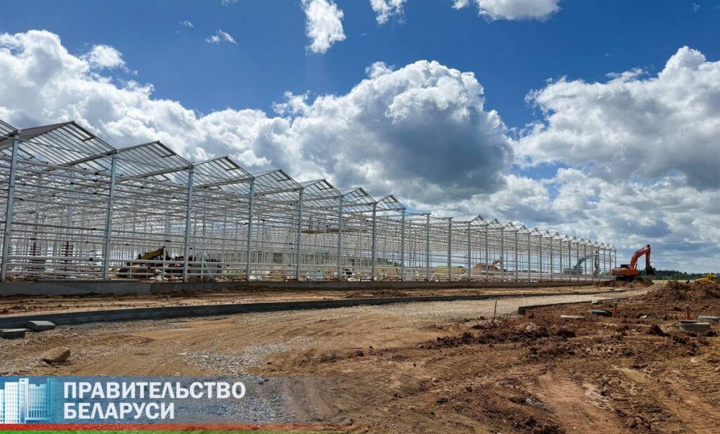 Под Минском Турчин оценил ход строительства энергосберегающих теплиц