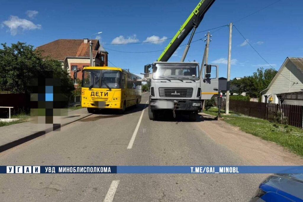 Под Минском автокран зацепил школьный автобус