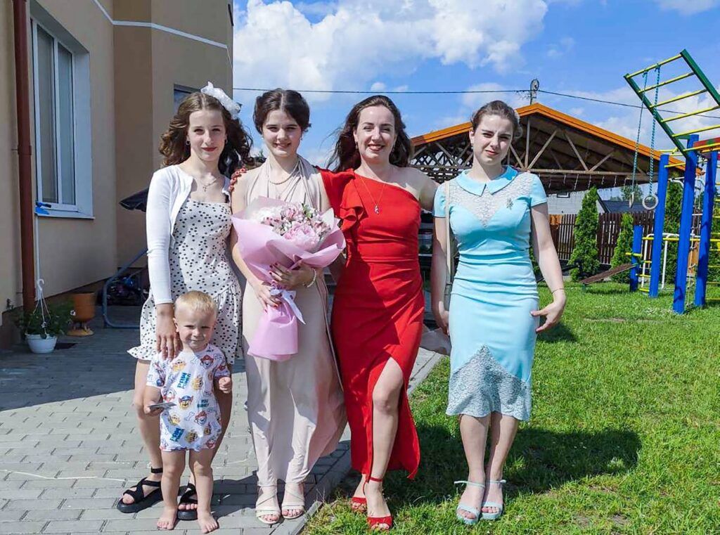 Мама семерых детей из Заславля оставила профессию медика ради большой семьи