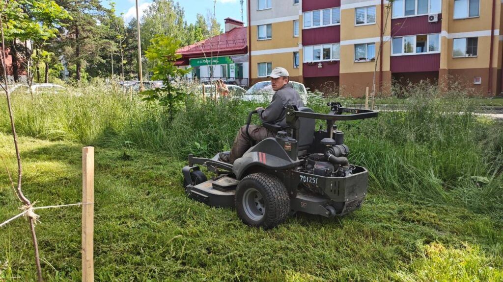 За полдня в Минском районе скосили более 60 гектаров травы