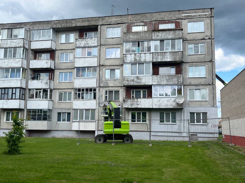 В Михановичах приступили к капремонту дома на улице Советской
